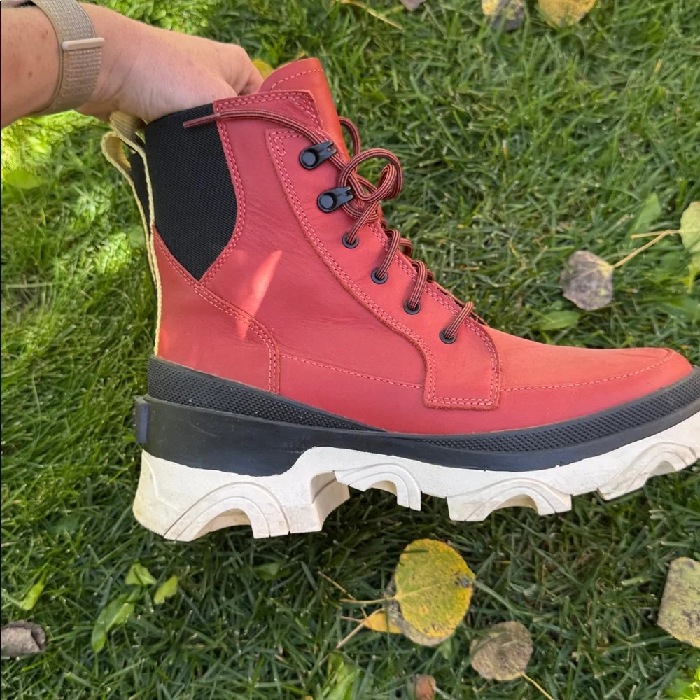 Sorel Red Lace-Up Boots with Chunky Sole size 8 - Picture 3 of 5